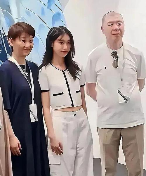 2025年天天开彩免费大全和冯小刚养女高中毕业与冯小刚收养的女儿
