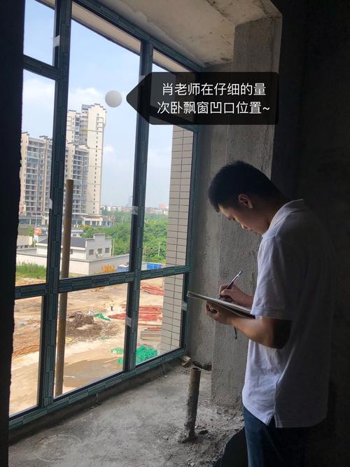 澳门一码一肖一特一中管家和公交站椅子仅手机高与公交站台椅子